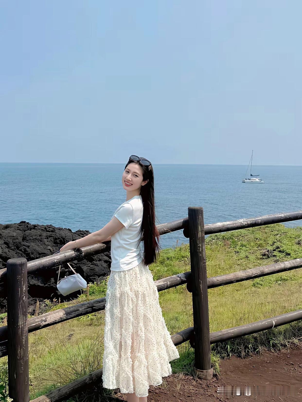 海边少女自拍，阳光明媚，海风轻拂，心情愉悦