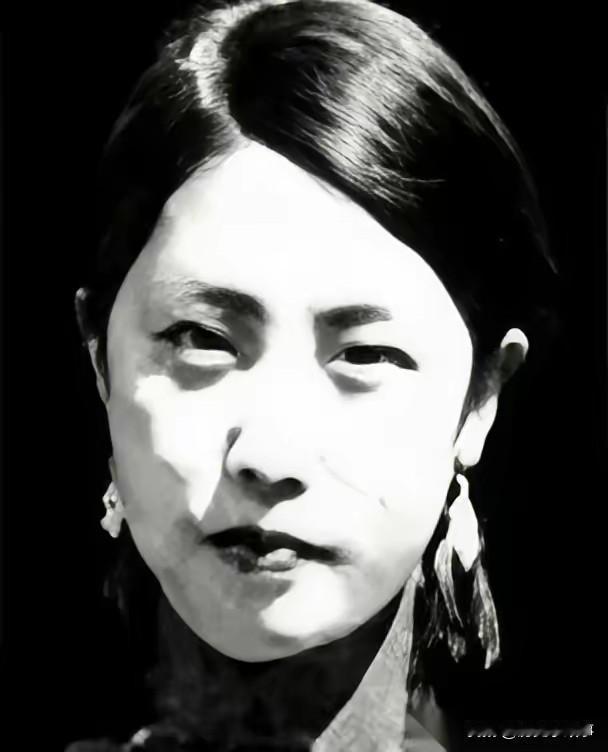 三枪，干掉门口三个哨兵。
一脚踹开门，冲进去。
这就是赵伊兰，为杨靖宇将军报仇的