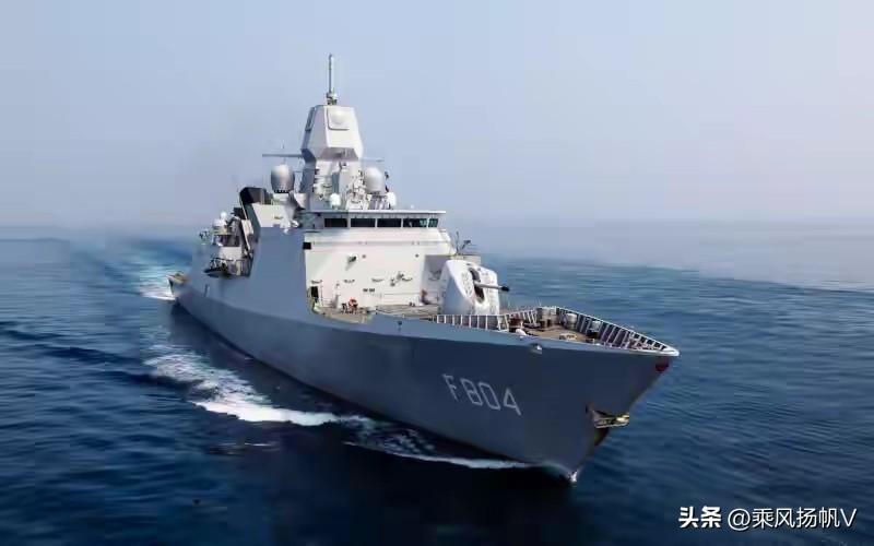 荷兰海军“德鲁伊特”号护卫舰鬼鬼祟祟地闯入中国西沙群岛领海，还嫌不够嚣张，又多次