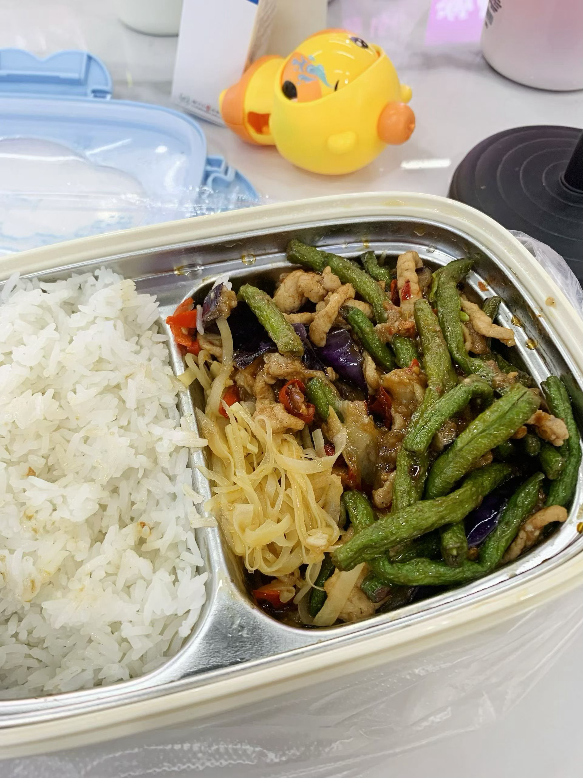朋友自己做的饭，打包送来滴！很庆幸 总能在这百般无聊的日子里发现爱与被爱 被认同