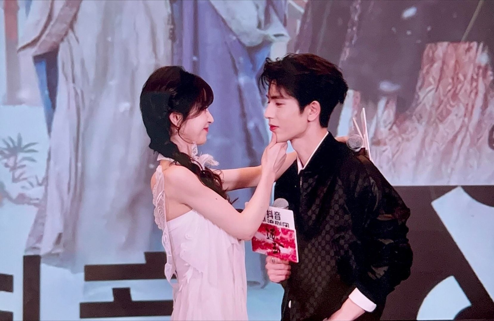 田作之赫 田作之赫甜成啥了看到对方嘴角就开始上扬张哥怎么一点笑都憋不住 