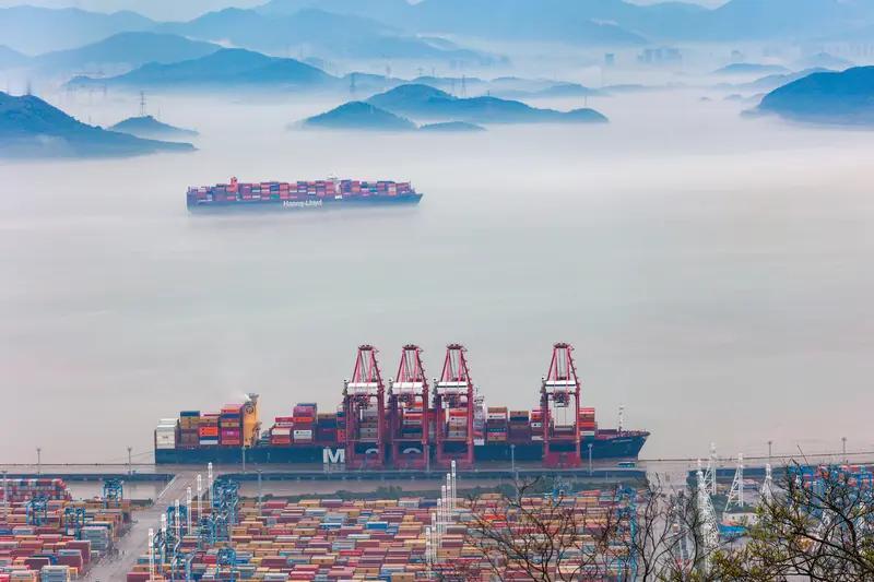 干得漂亮！《TradeWinds》消息称，美国美森公司营运的一艘停靠宁波港的货柜