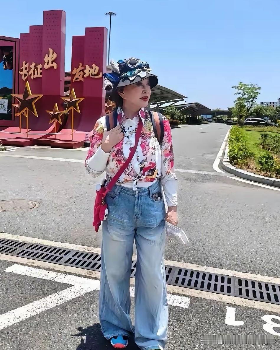 刘晓庆活出了自我

对于七十多岁的影视演员刘晓庆而言，她总是把自己打扮得很年轻很