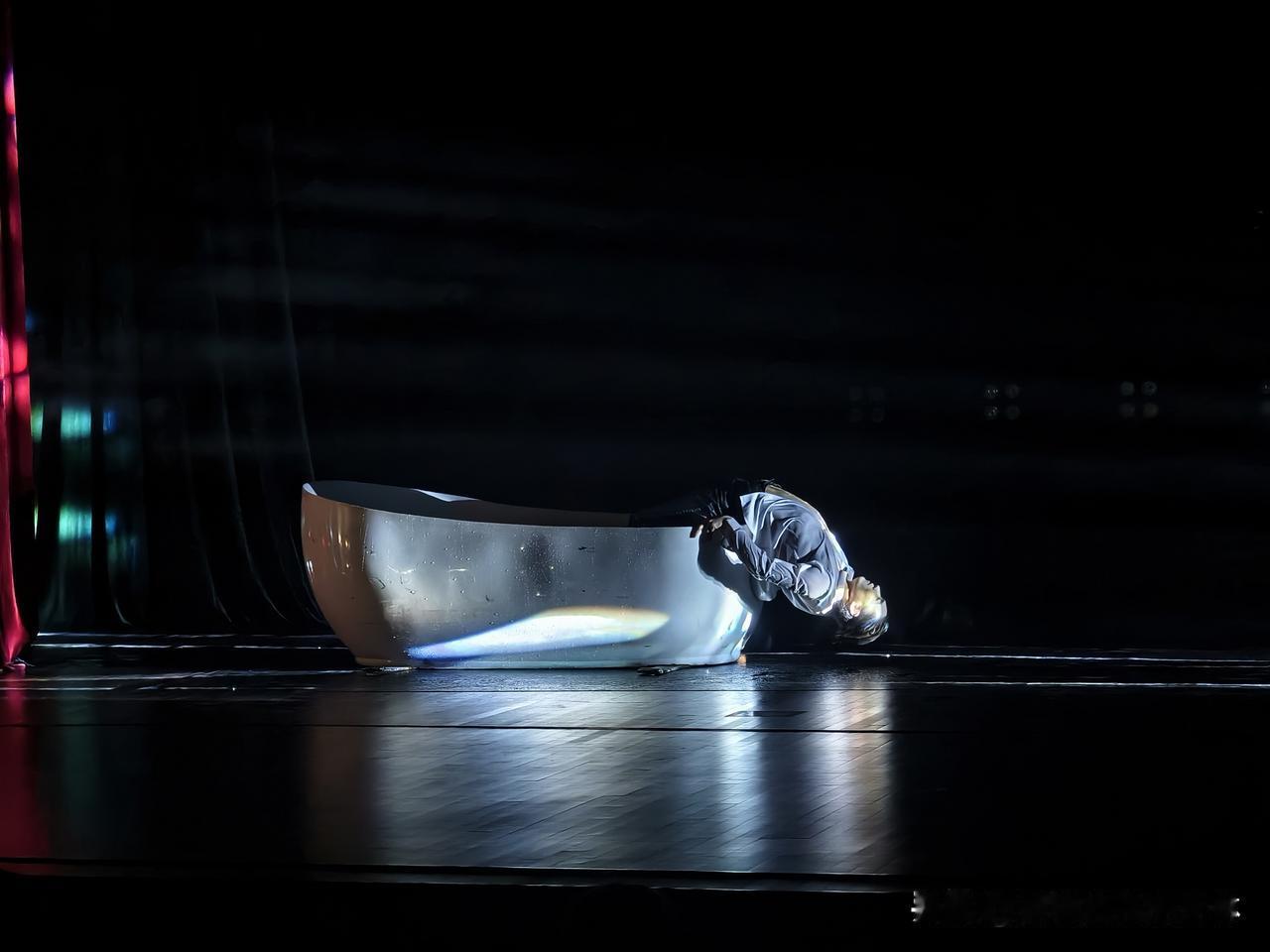 无名之辈来安康演出了，极简的风格，极少用道具，没想到舞台上居然出现了一只浴缸。而