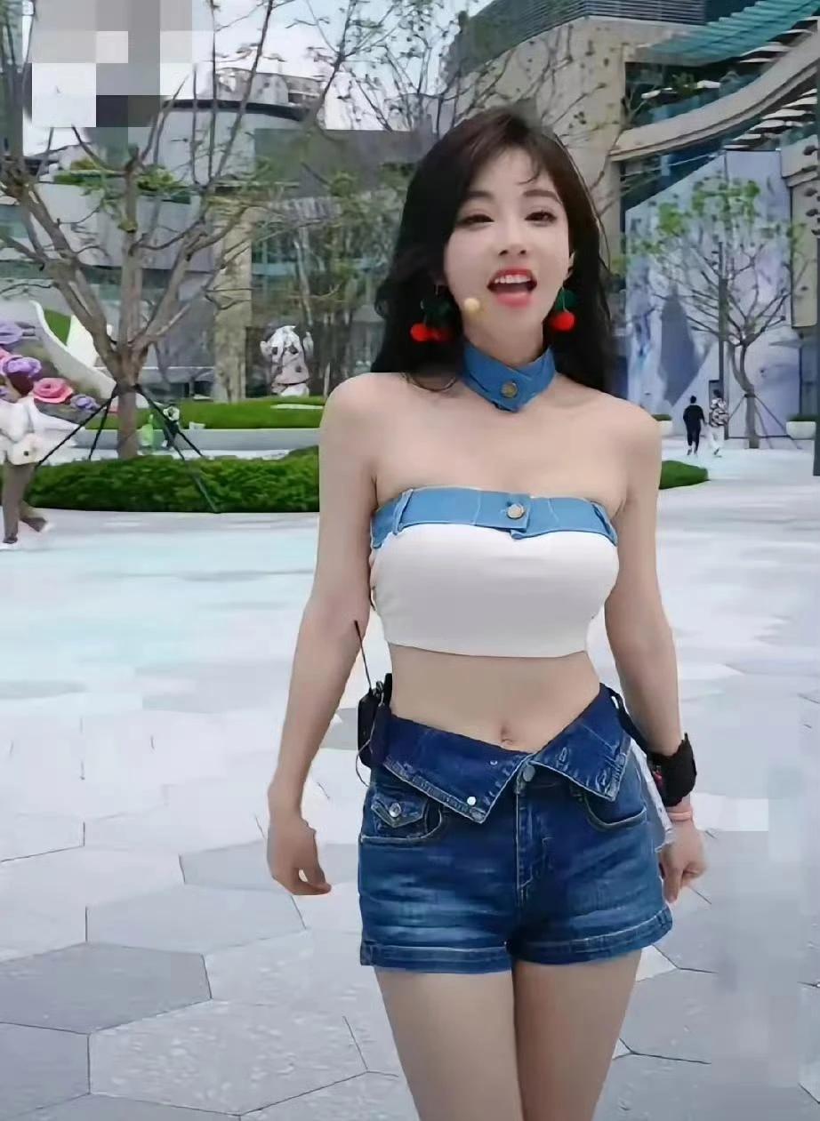 她身材好却喜欢穿小衣服，真怕她把衣服给撑破了。而且她每次直播还总是喜欢蹦蹦跳跳的