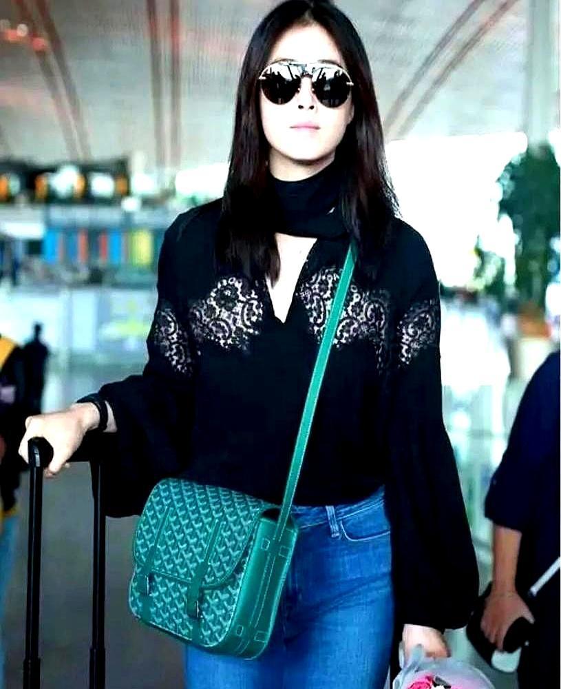 被全网嘲“虎背熊腰”十年后，蒋欣用一件黑蕾丝，让所有声音闭嘴了。
 
最近偶遇的