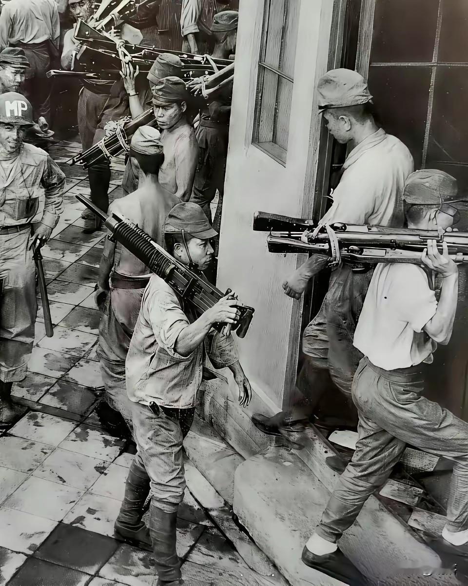 1945年，香港的街巷间，战败的日军正忙乱地收拾武器。
潮湿的地砖映出他们佝偻身