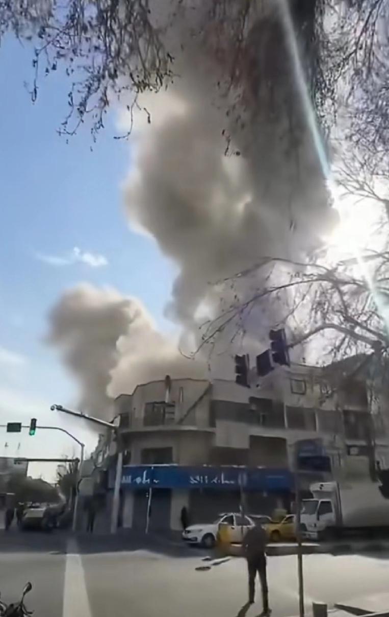 突发！以色列对伊朗动手了！当地时间28日，伊朗首都德黑兰传出剧烈爆炸声，从网传图