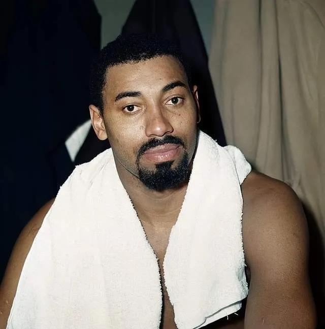 NBA历史上有些三双，看一眼技术统计表，你会怀疑这哥们儿是不是开了修改器。4分就