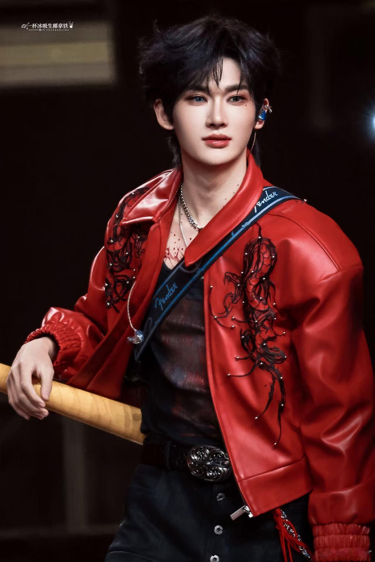 余宇涵戴了美瞳 这段自我介绍的亮点全在眼睛，美瞳清透灵动，没有多余修饰，干净的好