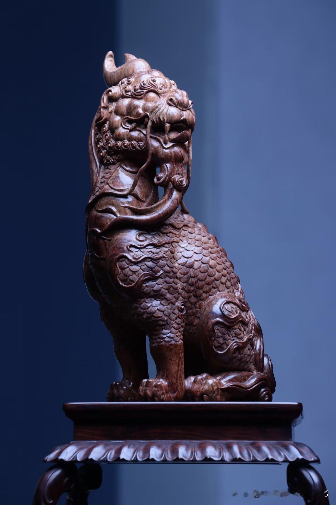 第一眼，是木的沉；再看，是气的稳。

这尊麒麟，没有刻意张扬。身形收紧，重心下压
