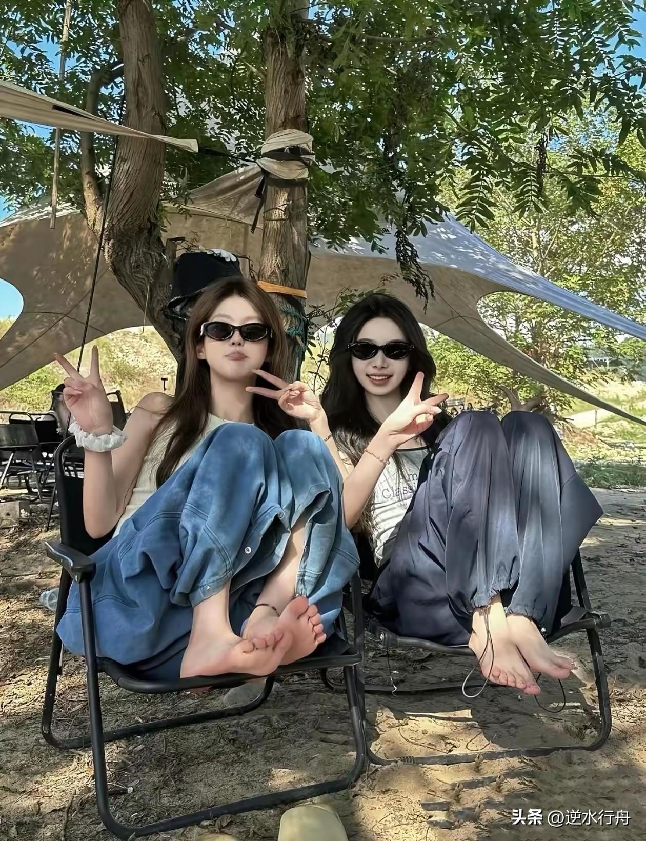 女朋友闺蜜老是喜欢跟着我们，出去旅游她也要一起。到了目的地她和女友手挽手粘在一起