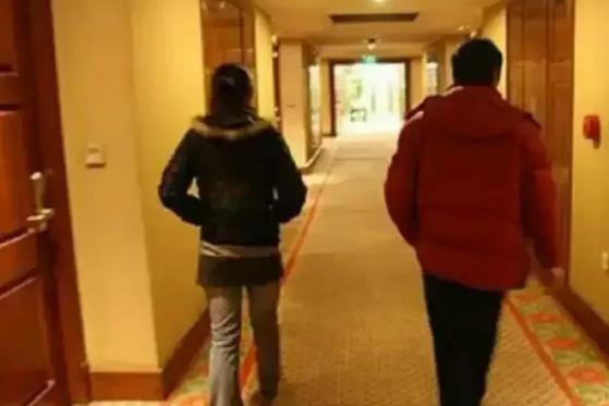 内蒙古呼和浩特，女子跟有着30年交情的男同学出去旅游，在宾馆里，男同学搂抱并强吻
