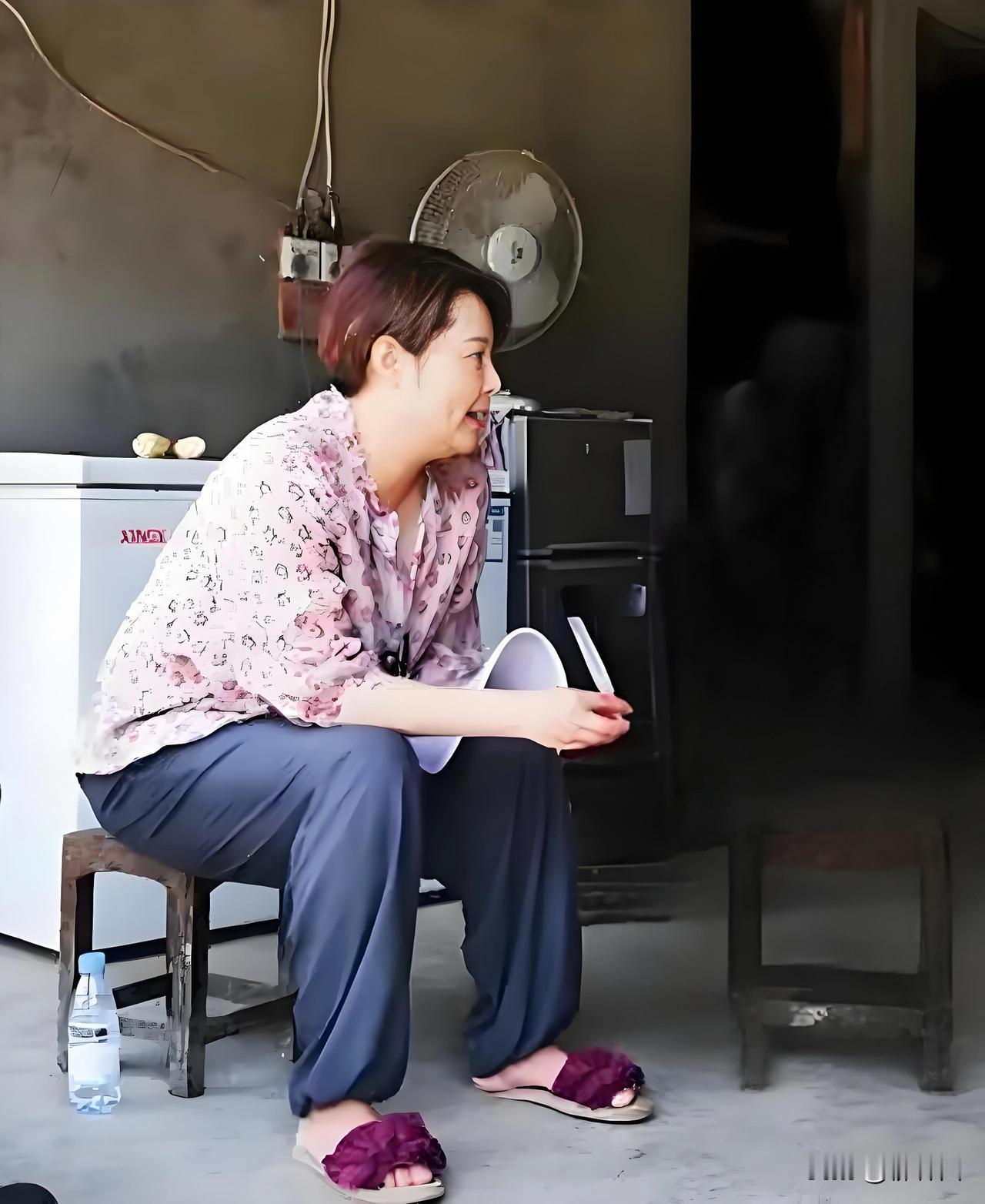 著名演员袁立回农村老家不顾“形象”，一身的穿搭太接地气了，主打一个“入乡随俗”，