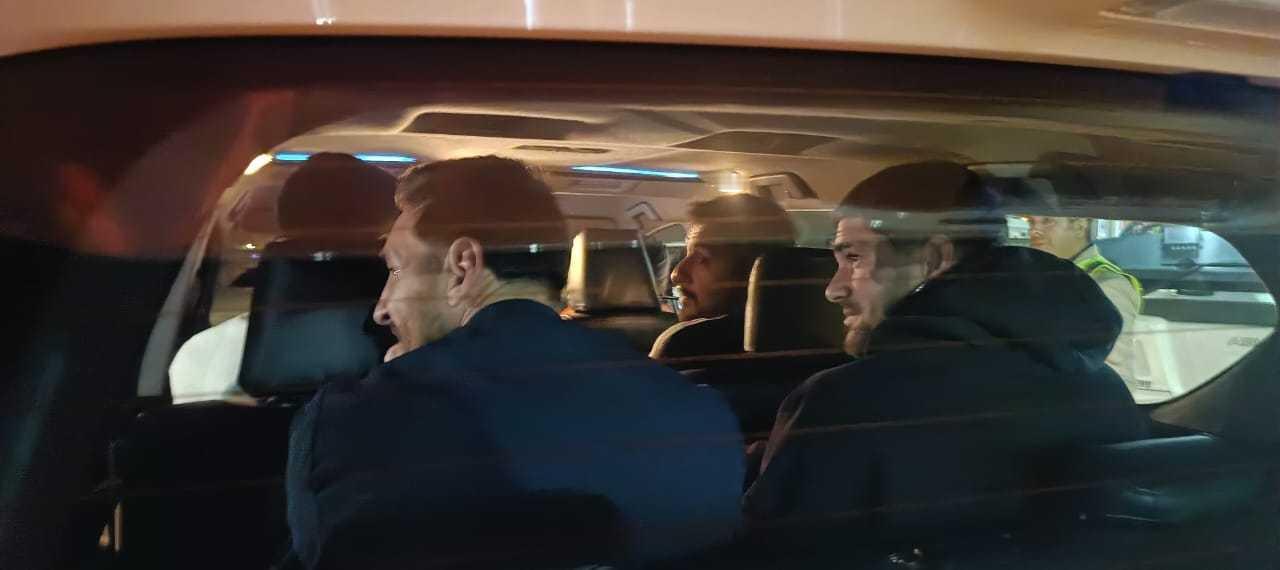 梅西德保罗和苏亚雷斯坐上当地警卫护送专车离开机场，前往酒店 