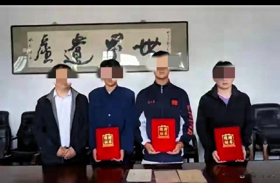 初中生揭露历史真相遭到生命威胁，警民联合揪出黑手
 
三名初中生拿出积攒多年的一