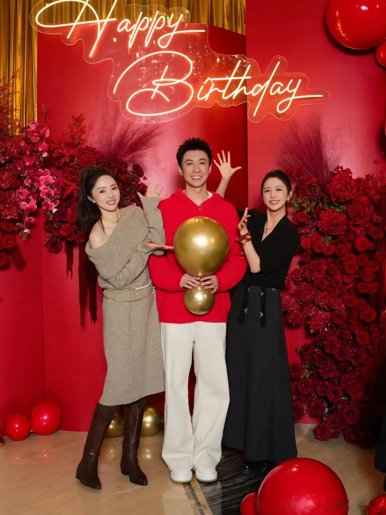 仪式感好足！董璇和小酒窝以亲朋好友为张维伊庆祝38岁生日，以红色为主题，全员穿着