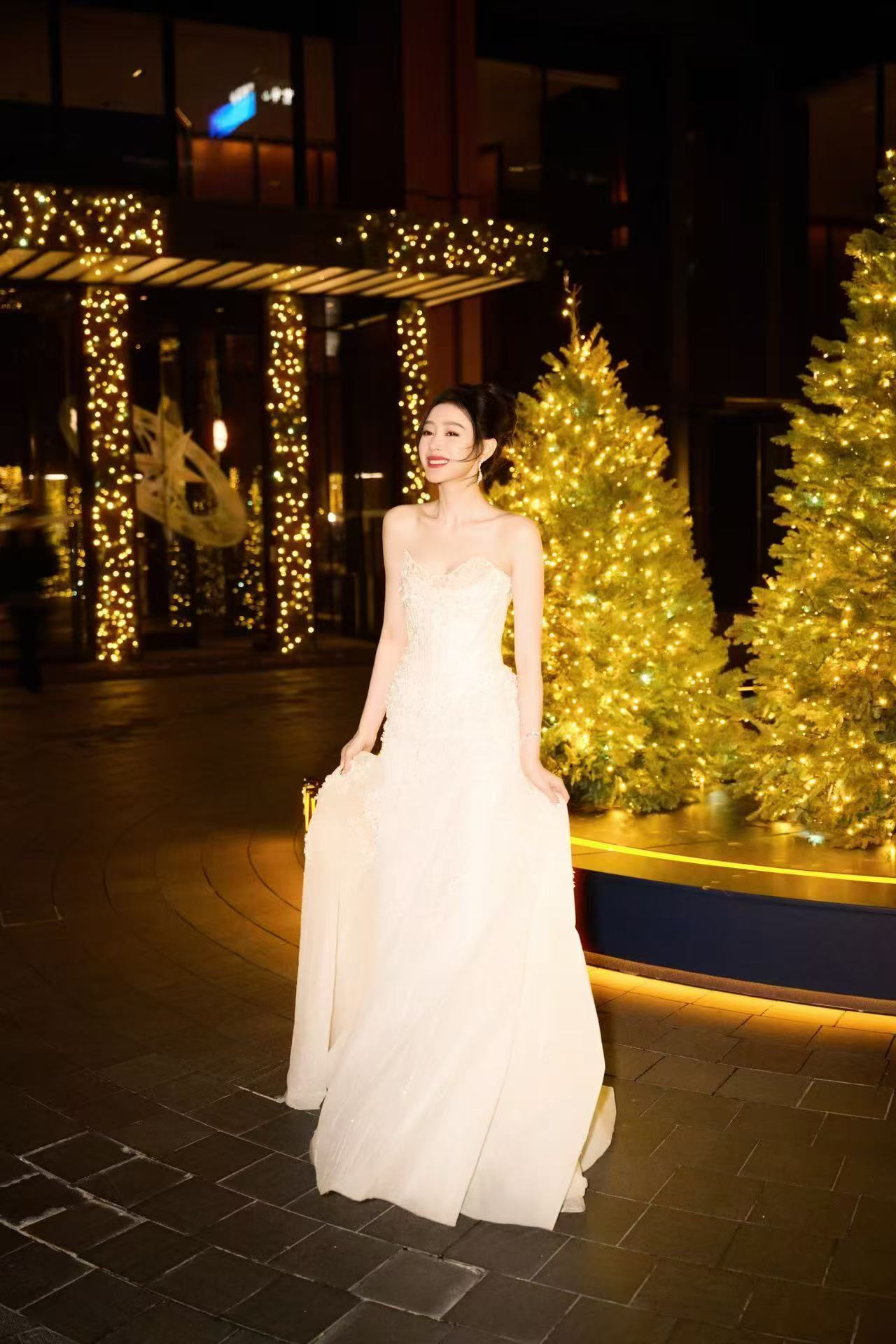 无修镜头下依旧惊艳！自然光泽肌和挺拔肩颈线，每一处细节都透着精致自律，美得真实又