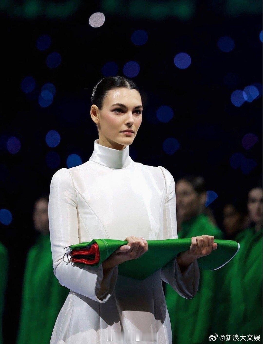 开幕式上交接国旗的超模是小李子女友 米兰开幕式上交接国旗的超模Vittoria 