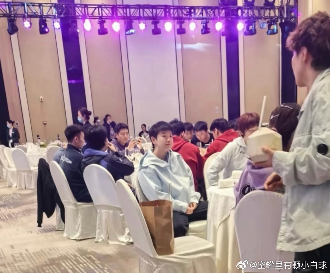 重庆晚宴原来是背靠背