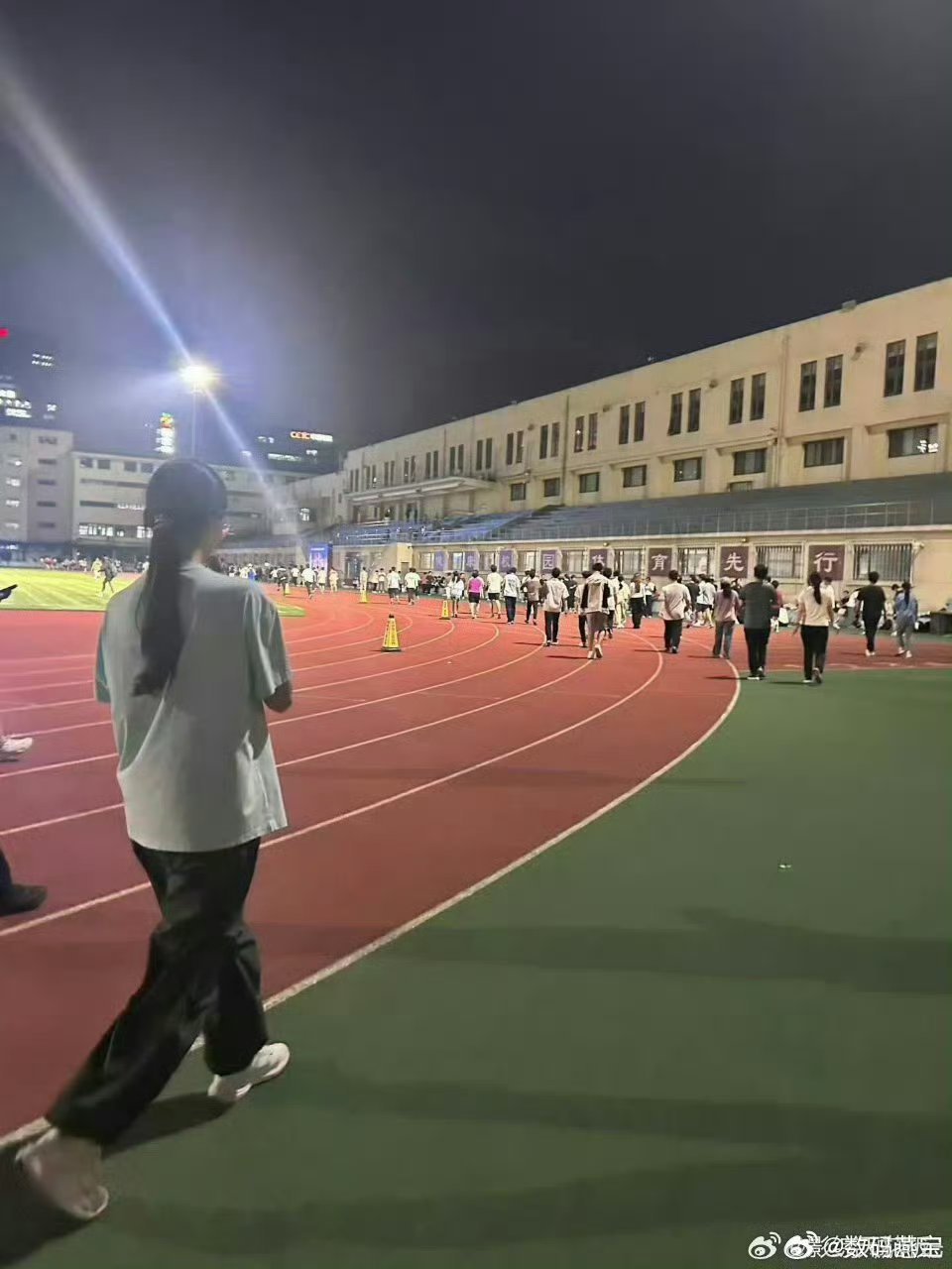3小时从北大跑向丹麦跨地域出行话题引热议，瞬间穿越千里，脑洞大开。网友热情玩梗，