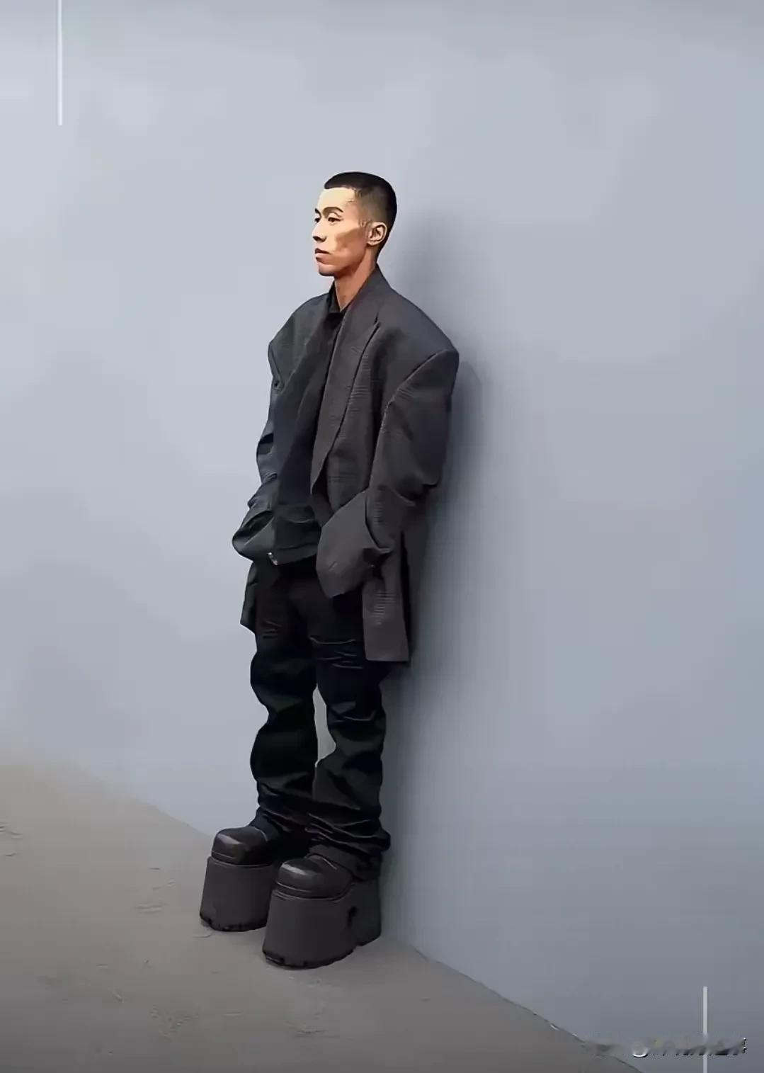 穿上巴黎世家的衣服，可以保证的是丑的没有朋友。
巴黎世家是我见过的最恶心的一个服