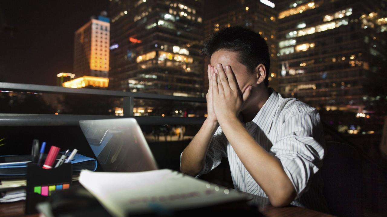 建议缩短法定劳动时间到7小时，提高加班待遇，加班付费要成硬约束。这是两会人大代表