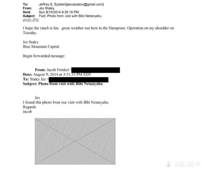 内塔尼亚胡试图抹去与爱泼斯坦的关联，但照片被模糊处理，他的名字却频繁出现。这背后