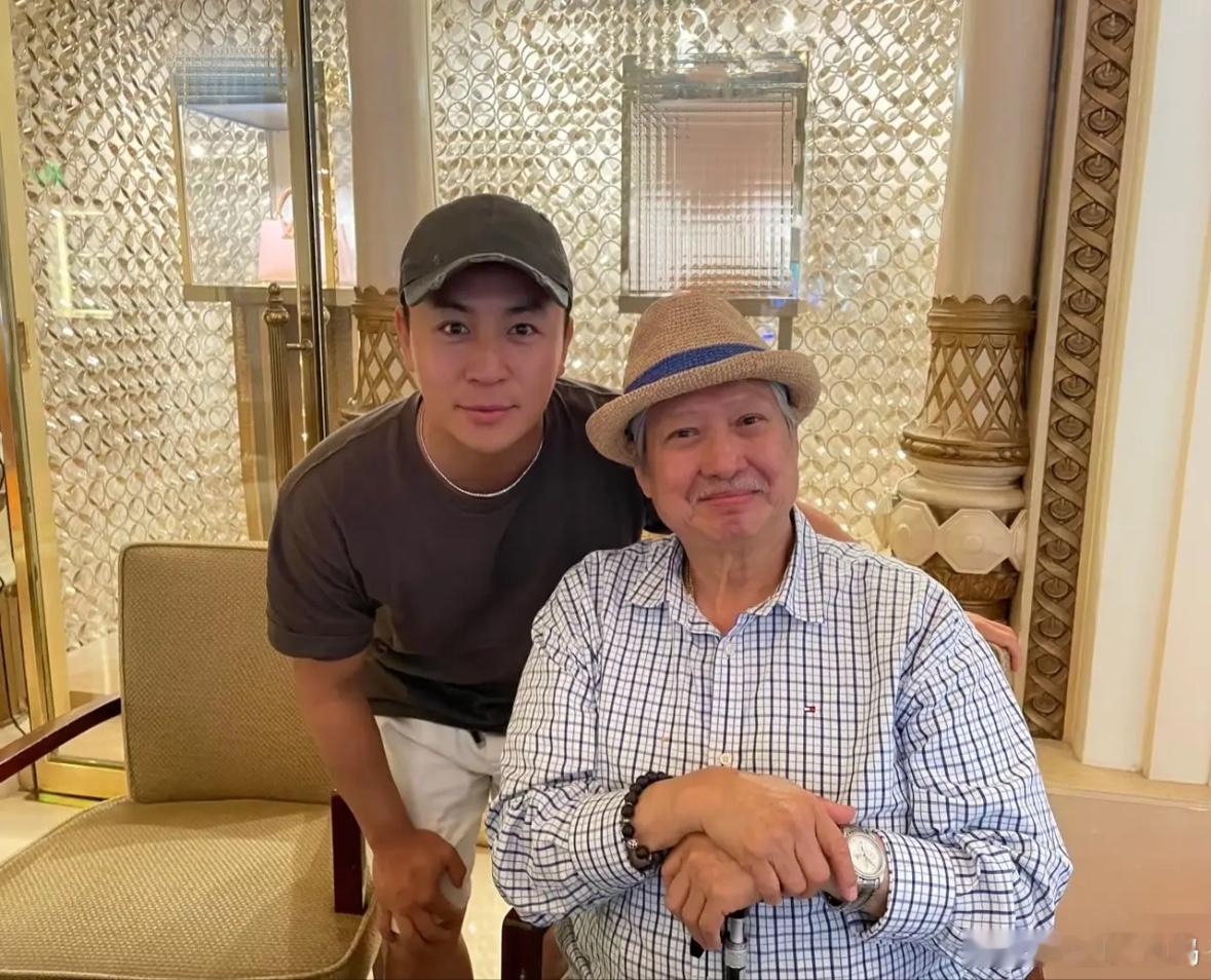 释小龙晒出和洪金宝的合影，其实按照少林寺的辈分来算，洪金宝得叫他师兄，虽然他年纪