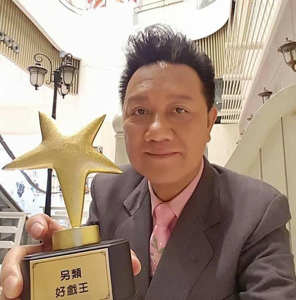 他在香港拍了很多年电视剧，一般都是饰演绿叶角色，也客串很多香港电影，他今年都已经