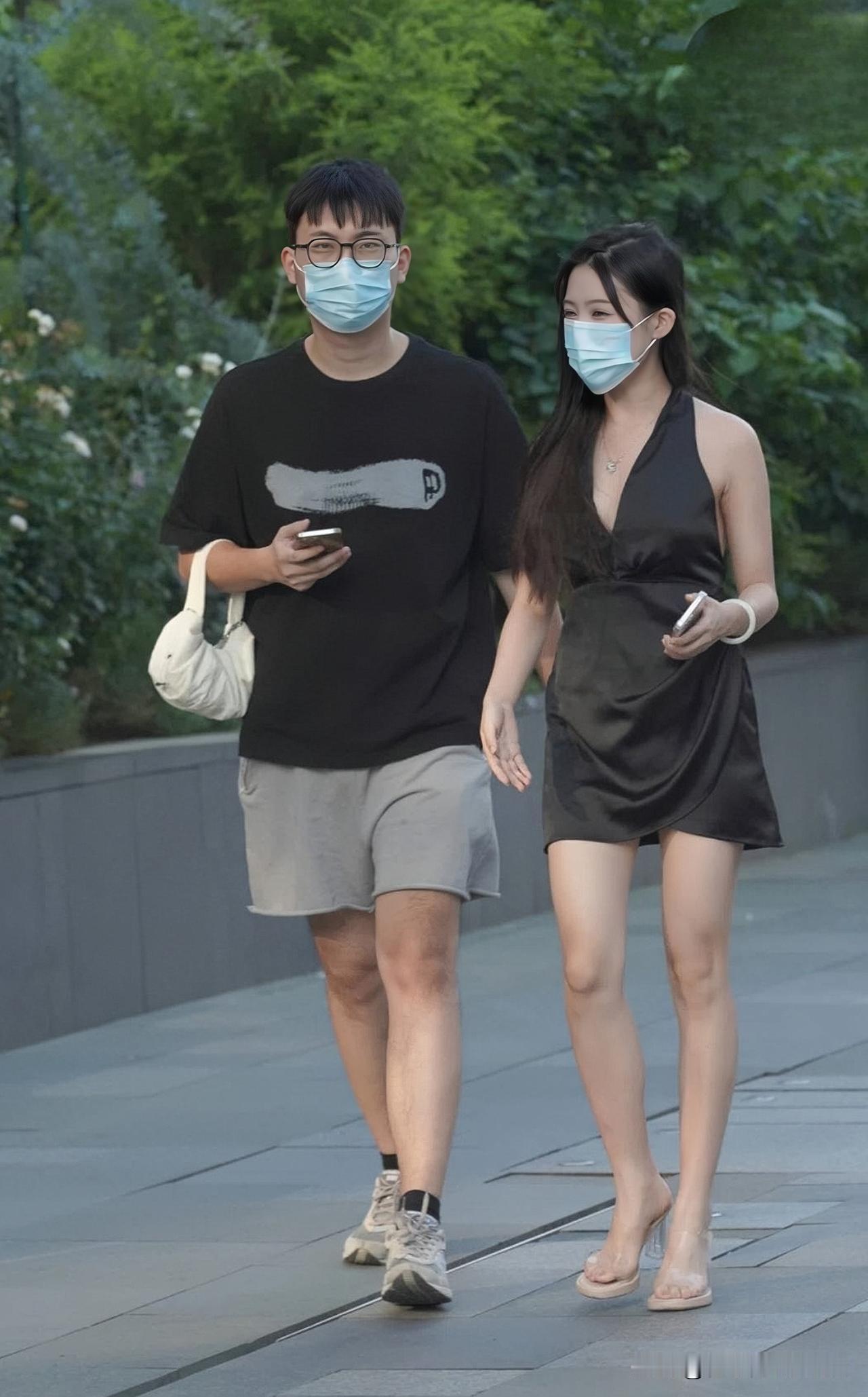 情侣街头漫步，时尚又舒适