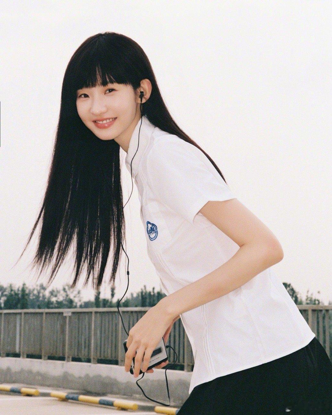 齐刘海乖乖女造型戳中！低头有脆弱感，笑时阳光，清冷与明媚交织，疼痛文学内味儿，求