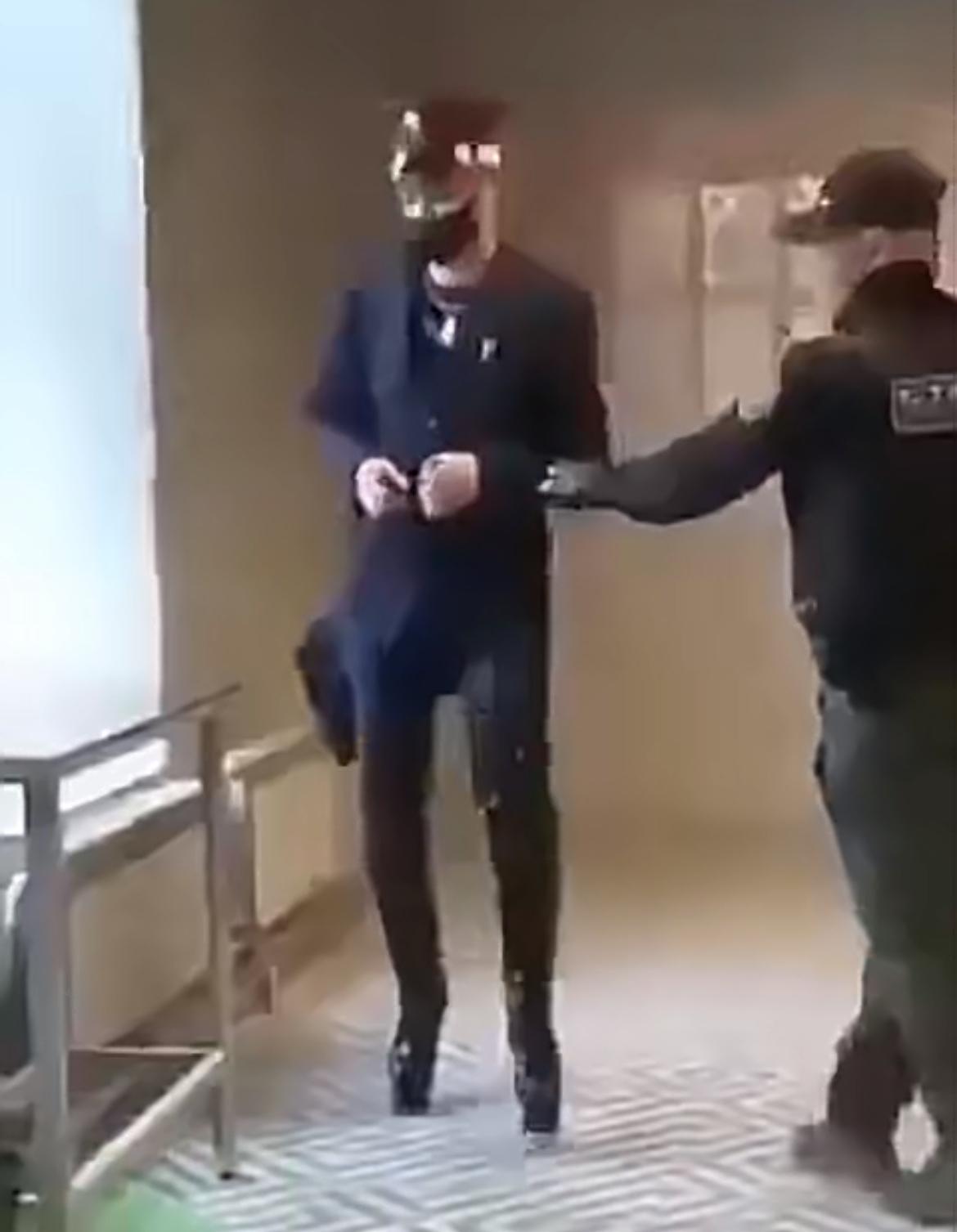 美国gay佬跑到俄罗斯耍大牌撒泼，无视蜀黍劝阻，结果下一秒，蜀黍一拳过去，把他撂