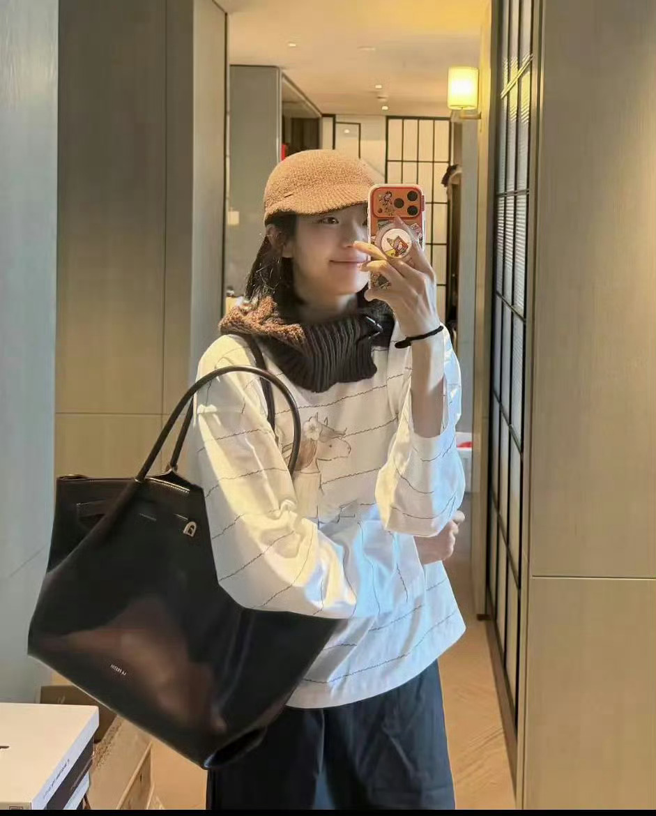 井柏然送孙千的衣服代言人是刘雯啧😒这个ct有必要吗  我千穿的好看就行[白眼]