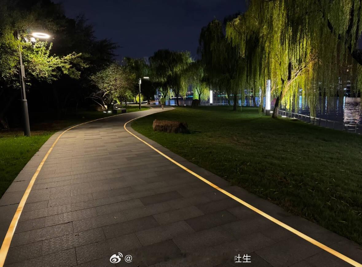 今天带家人去玩了一天，刚刚吃完饭没事干出来散散步，朋友们今天玩的开心吗？黄金 金