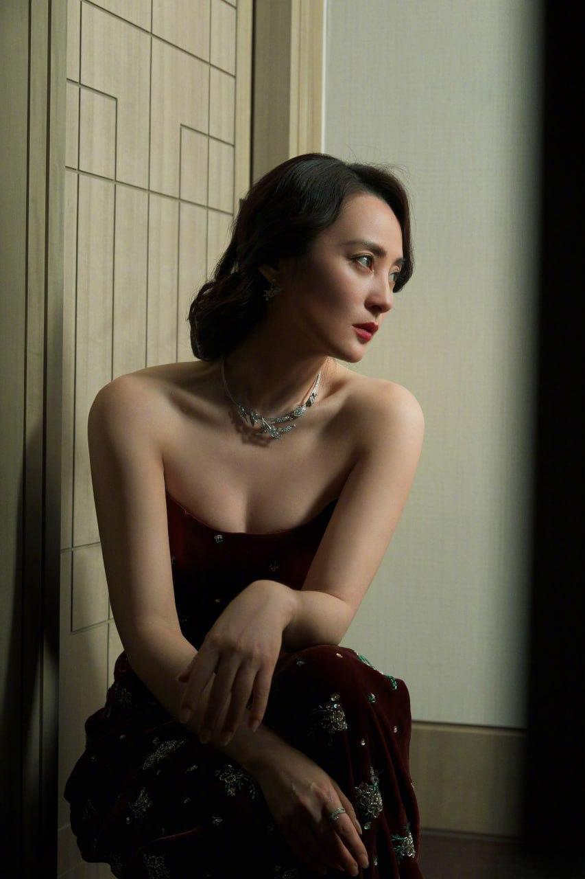 电影奇遇夜活动造型 红色丝绒抹胸长裙太火辣了女神 辣妹穿搭 优雅气质 美背杀