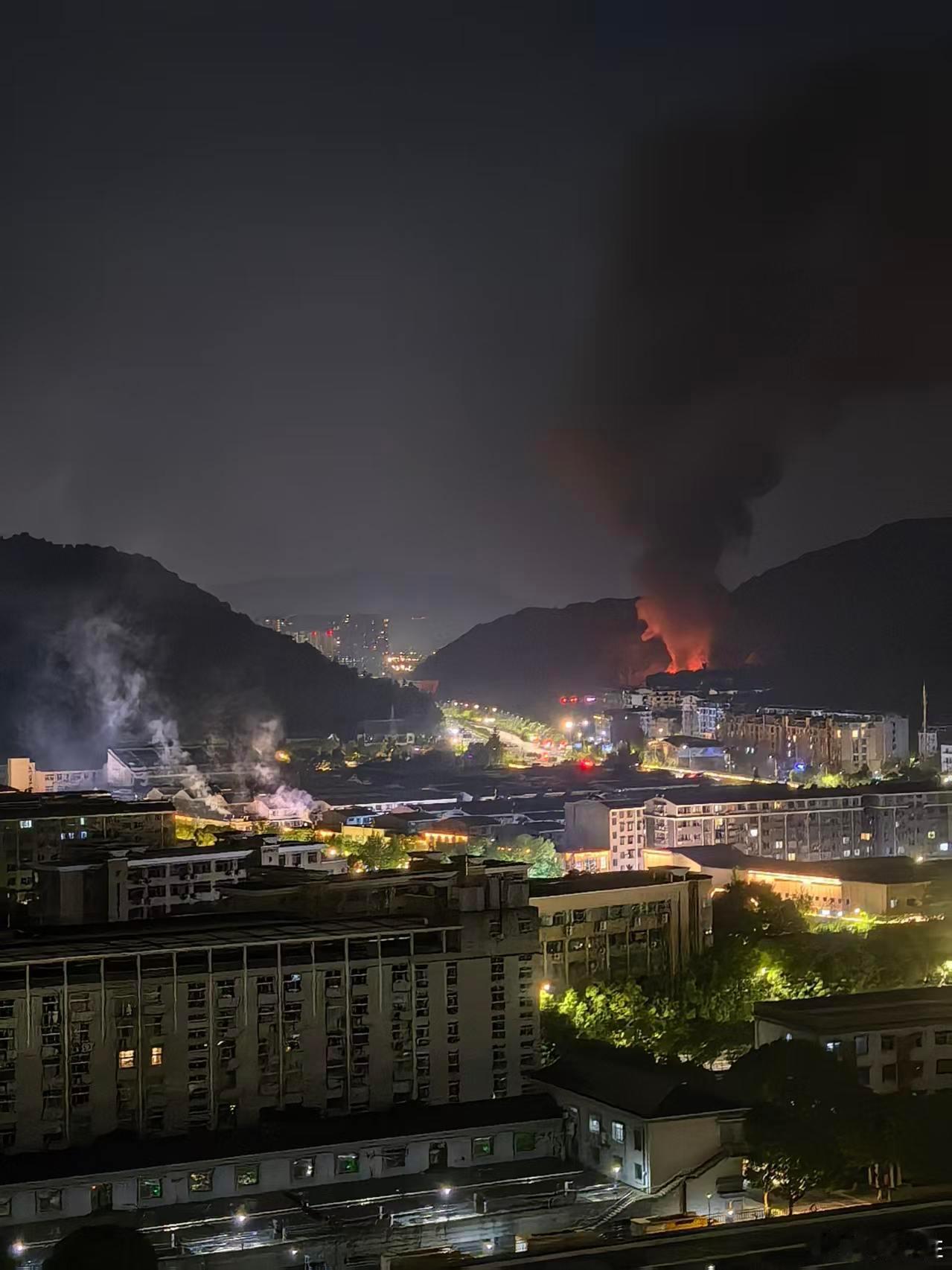 杭州富阳一个二手厨具市场昨晚发生火灾！专业市场安全警钟，又一次敲响！ 