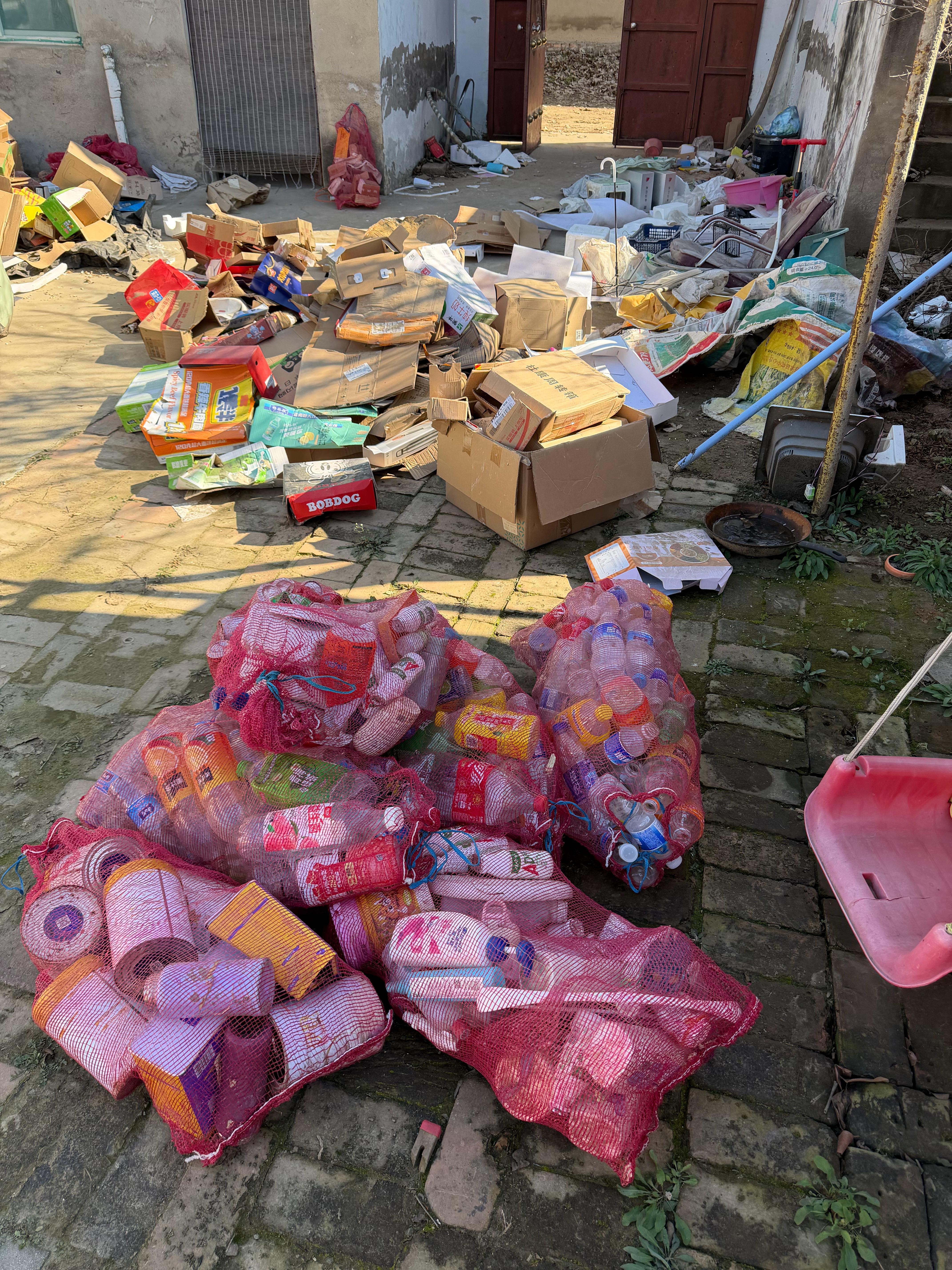 这两年，我媳妇是买了多少快递等下把这些纸箱盒子拉去卖了，到大集上怼碗烩面喝 