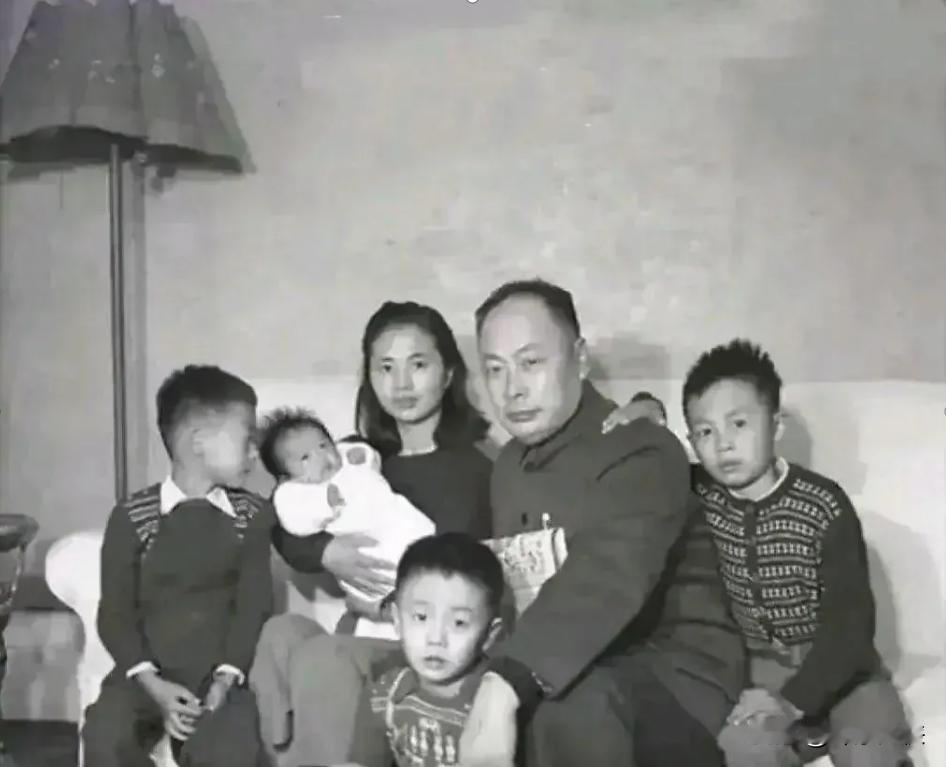 这是一张拍摄于1951年的老照片，也是陈毅元帅的一张罕见全家福。当时，陈毅元帅5