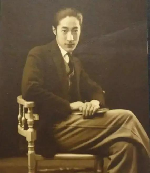 1962年，一位嘴唇、脸庞紫得发黑，头发全白、牙齿掉光，瘦到脱相的老人在上海监狱