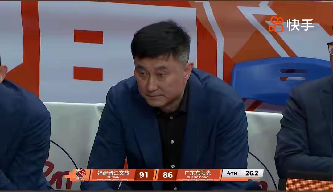 广东宏远果然是CBA联赛第一热度。
杜锋复出输了三场不关痛痒的比赛居然也可以上执