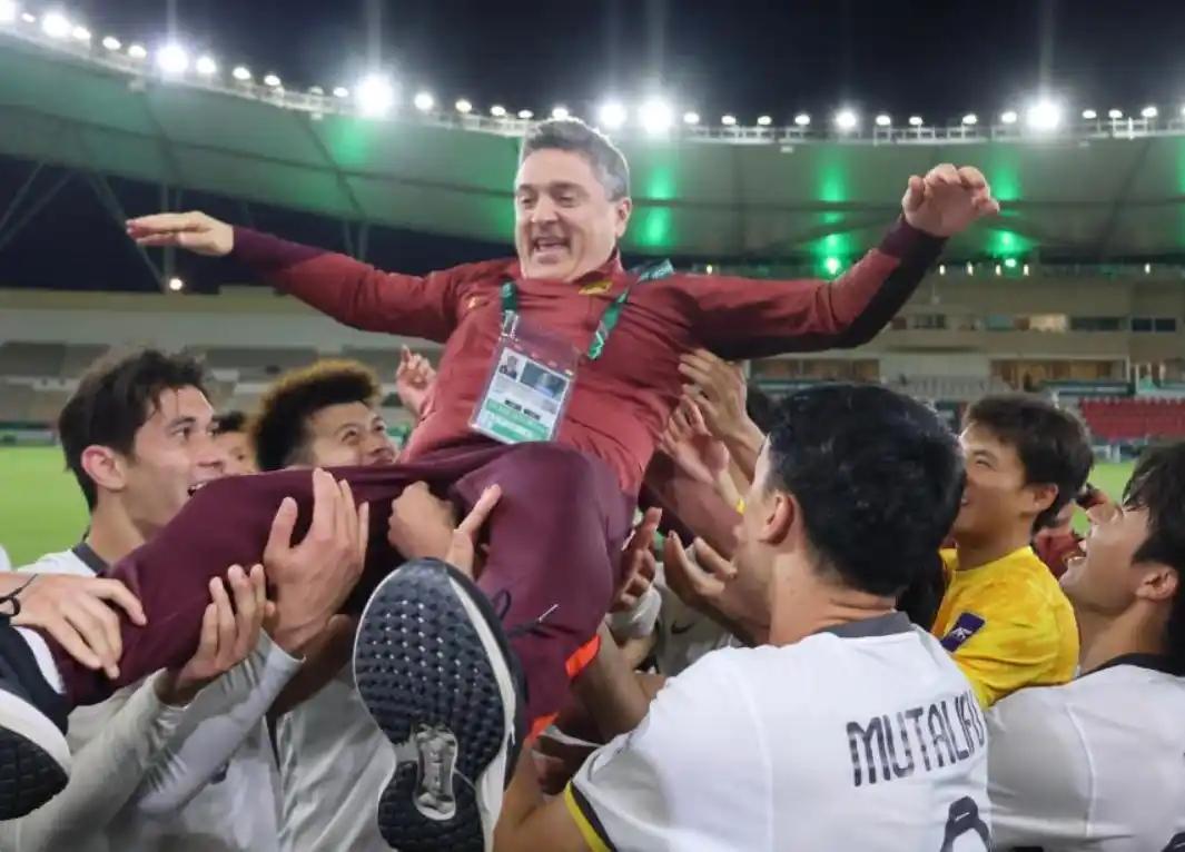 1-0绝杀！U23国足登顶亚洲，22年圆梦巴黎！（超级预演）

今夜，沙特吉达体