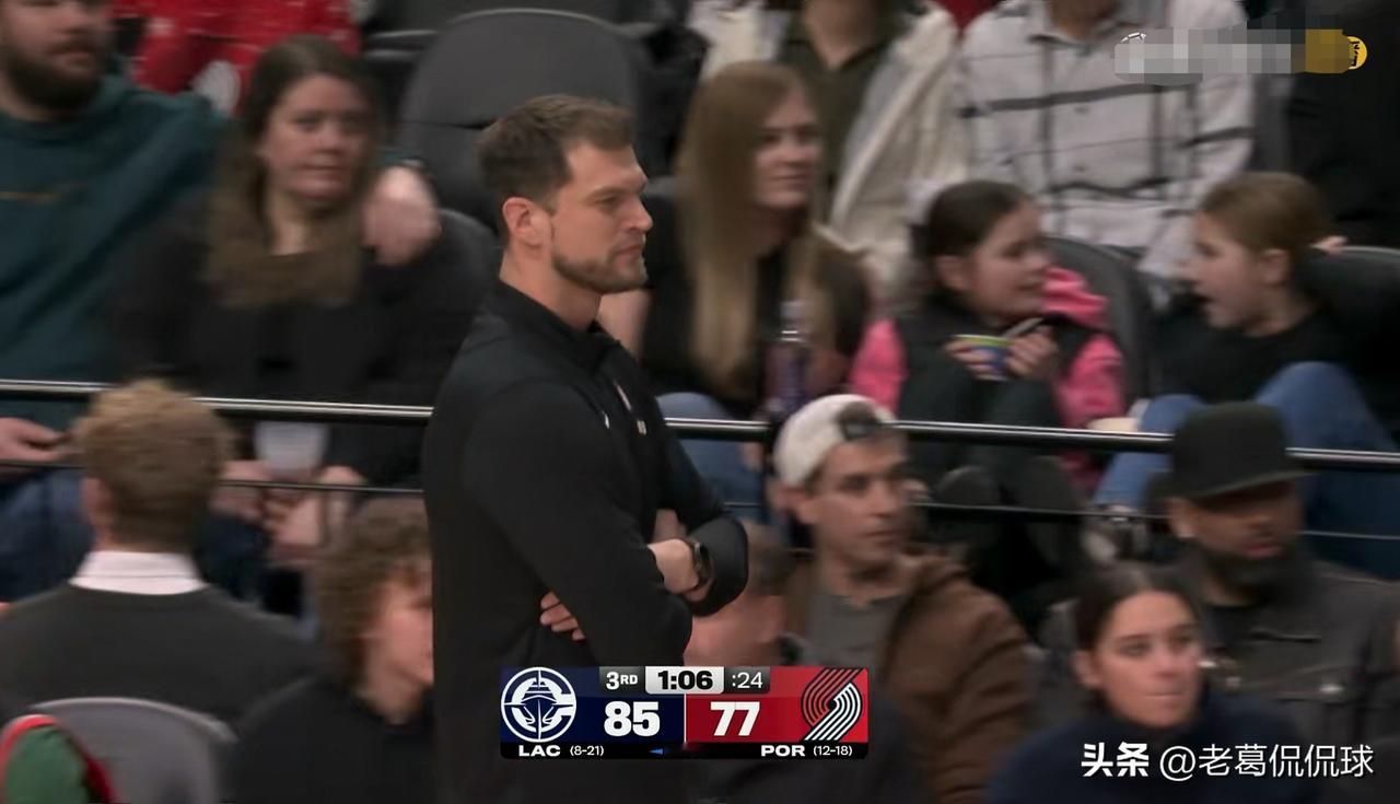 开拓者主帅斯普利特真是黔驴技穷了！在今天开拓者主场迎战弱旅快船的比赛中，当时比赛