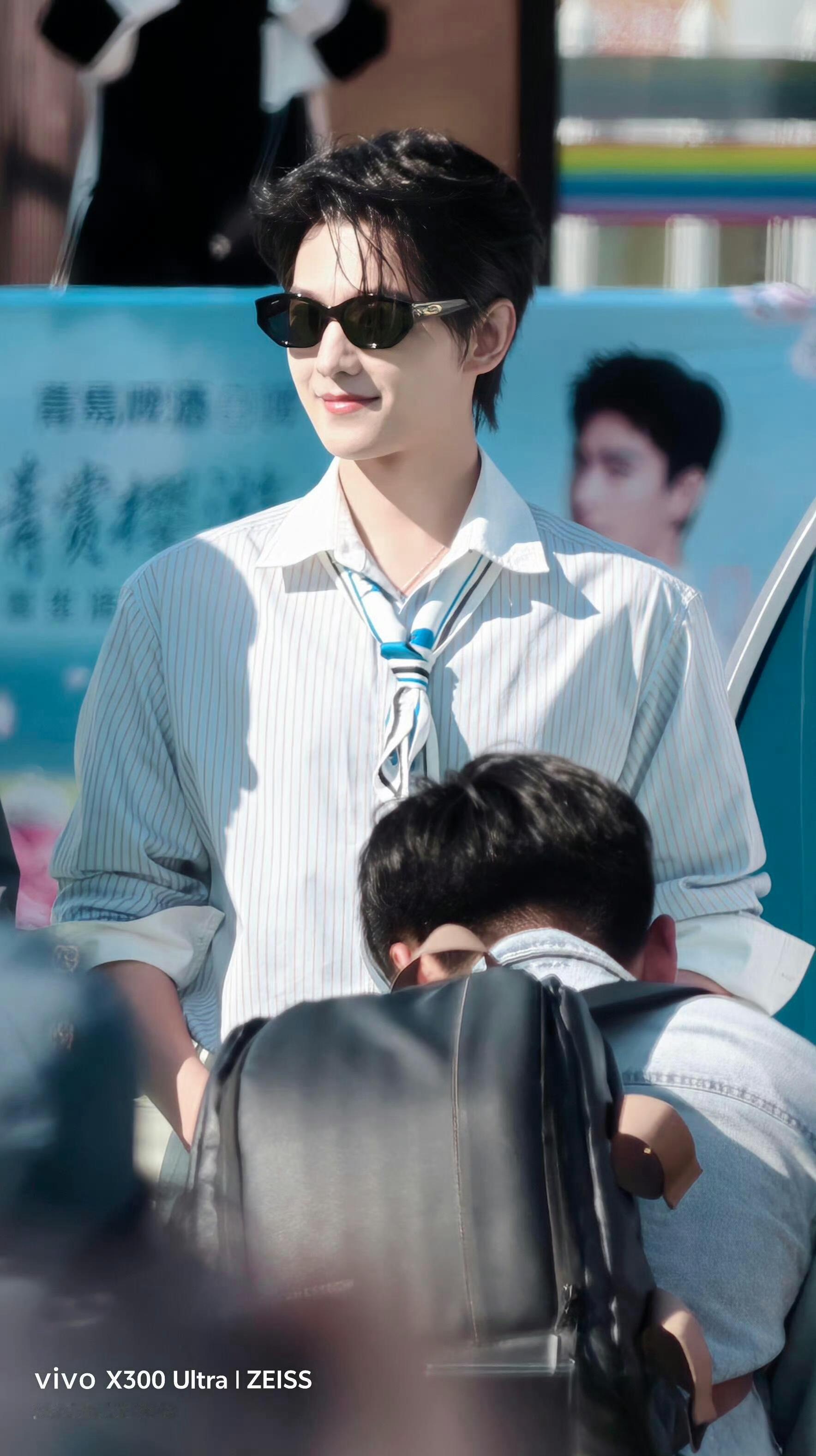 杨洋 偷拍给你们看神态灵动软萌氛围感满分，优越五官无可挑剔，杨洋的颜值就是持久的