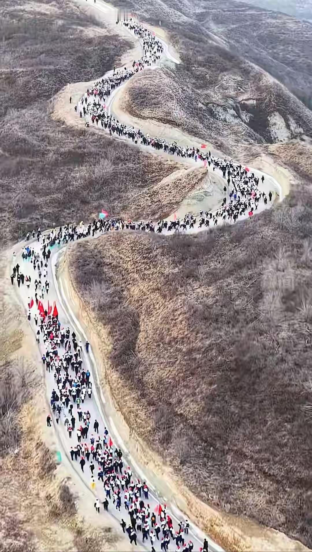 宁夏固原二中和弘文中学，凌晨5点，天还没亮，3000多名师生背着书包，举着红旗，