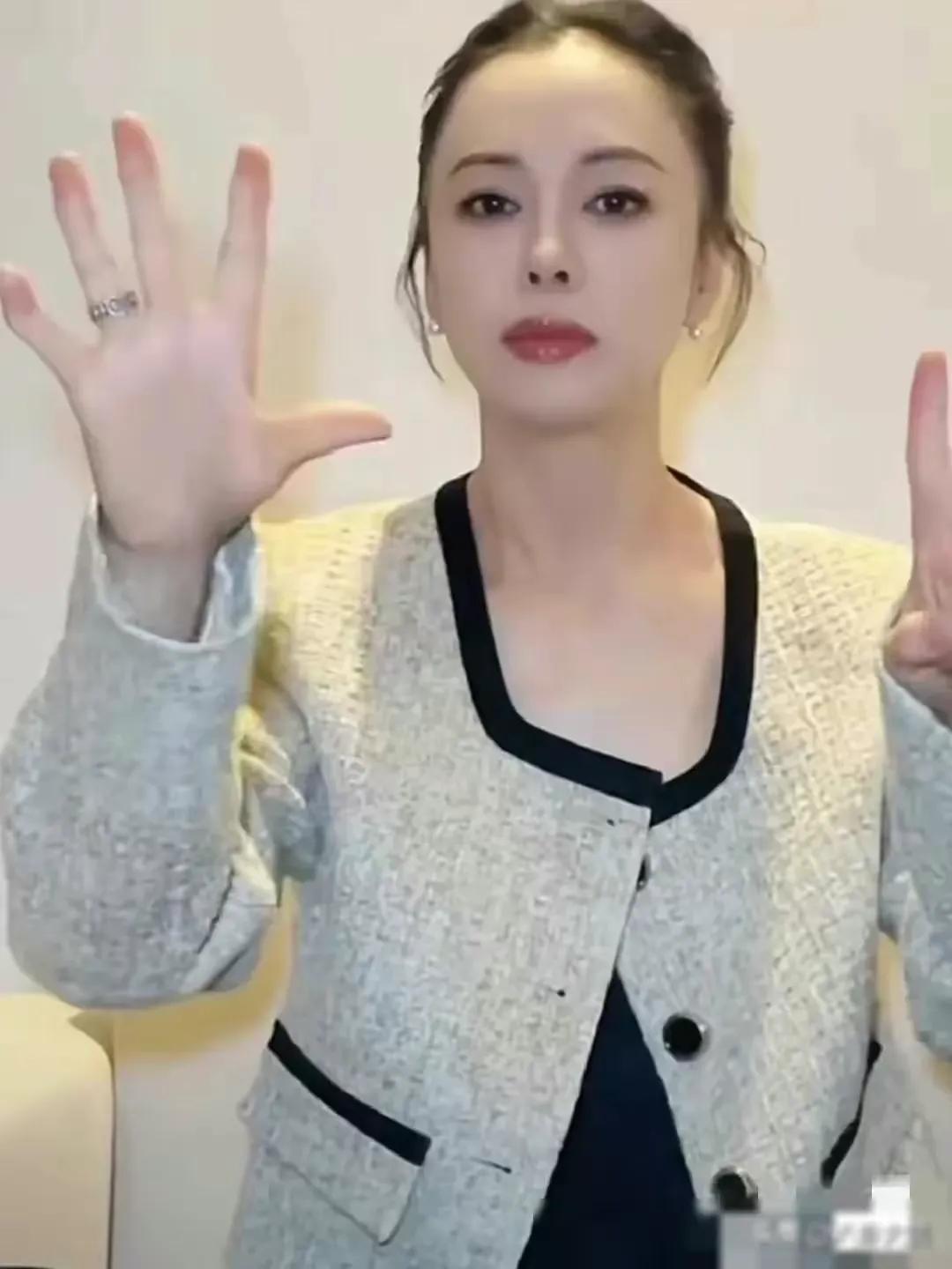 黄绮珊的美容妆确实让她模样大变，变到都发假了。