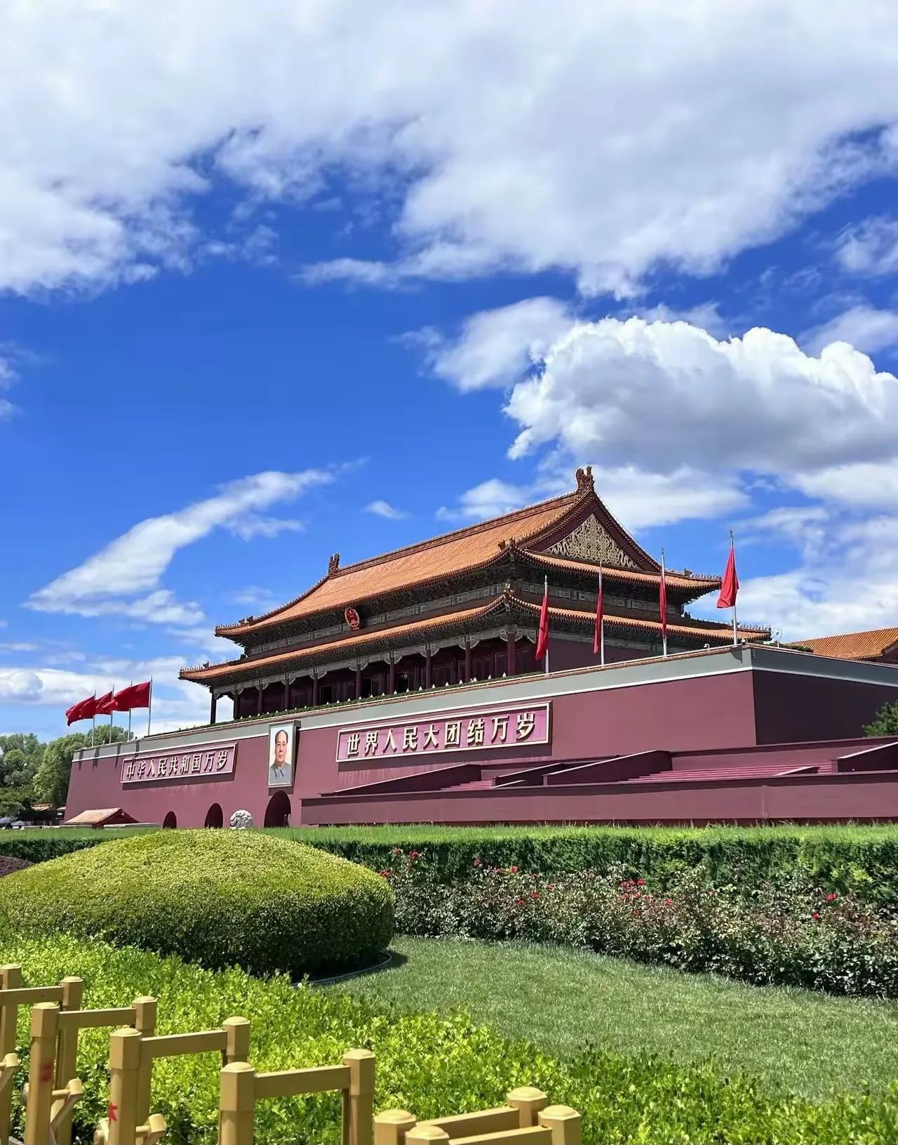 上联：春夏秋冬花不断；
下联：一年四季微信联。
横批：战友情深