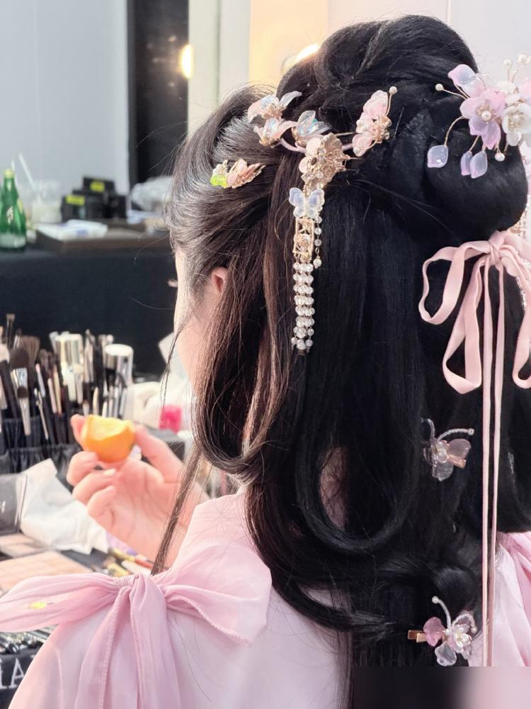 白敬亭宋轶这对让网友嗑疯的地下恋，彻底凉了？
狗仔刘大锤直播锤了好几次：两人早