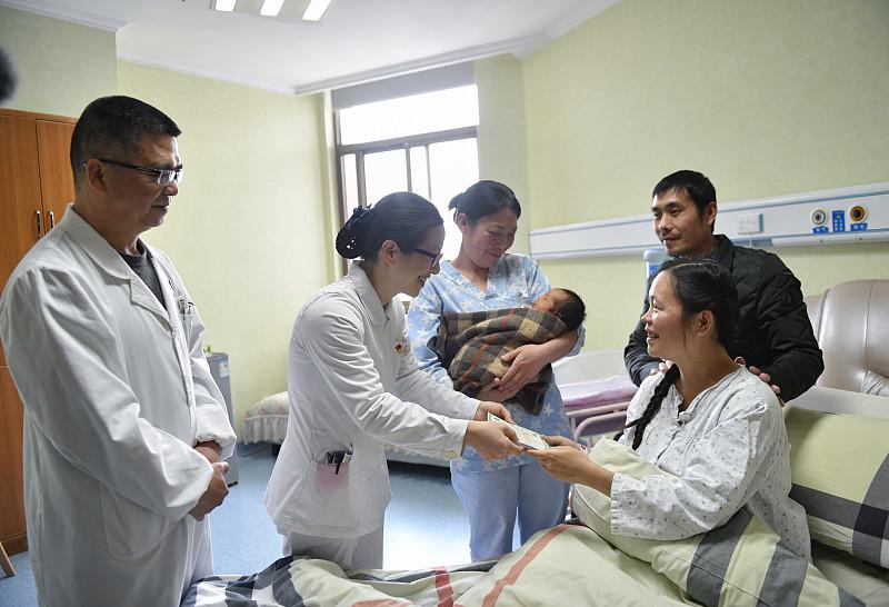 儿媳妇生孩子婆婆该给红包吗? 儿媳妇生孩子婆婆该给红包吗?
其实从法律上来说，公