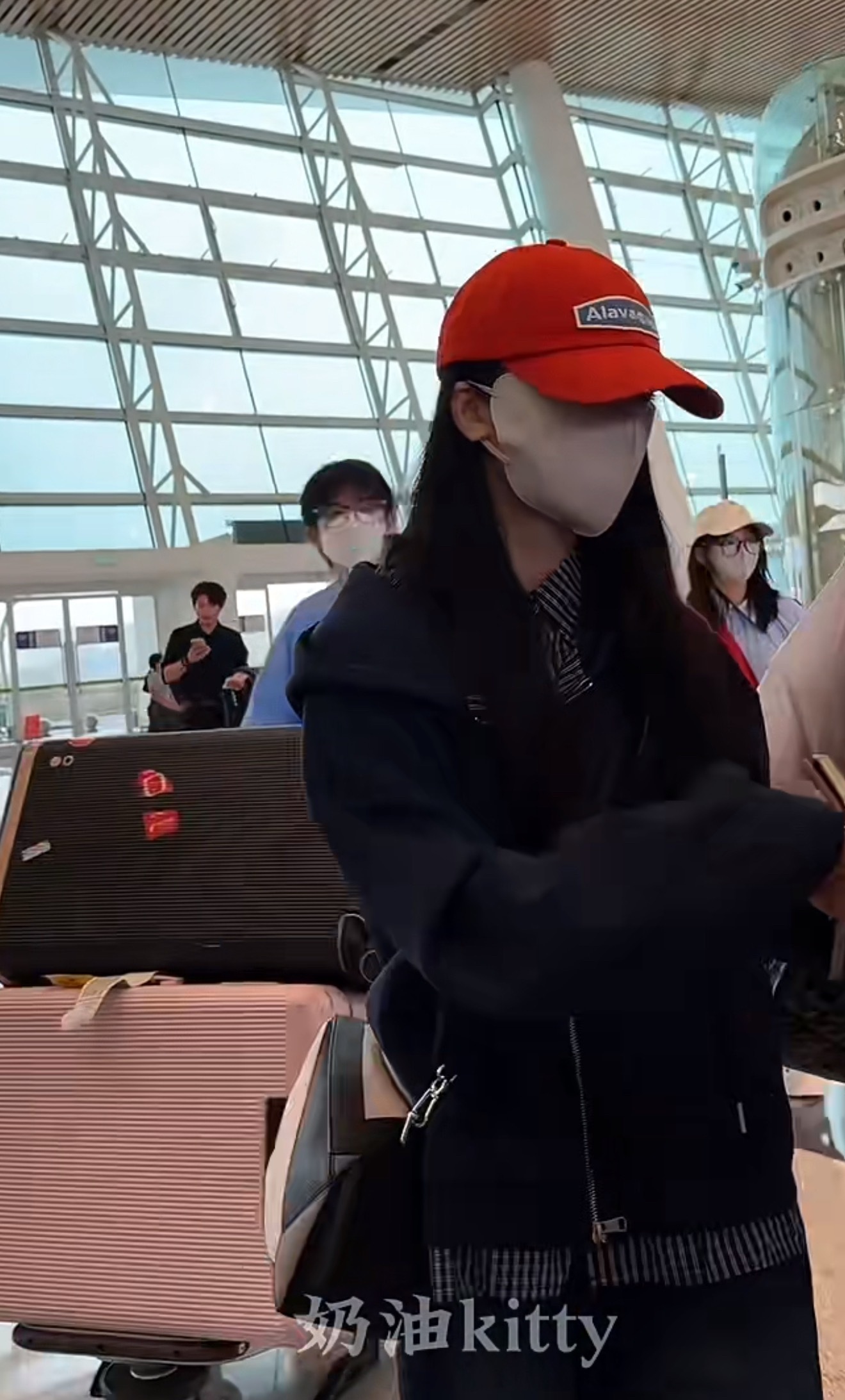 ？后面那位黄帽子的美女您这是[笑哈哈]（路透感觉孩子非常非常累啊🥲 ​​​